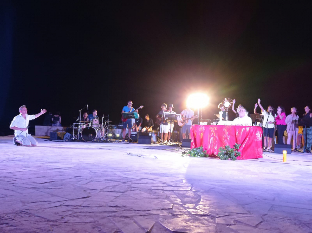 Oggi, come allora, Ges&ugrave; incontra la gente in riva al mare